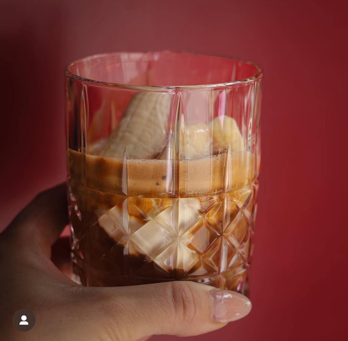 Eiskaffee mit Banane bei SHIMA