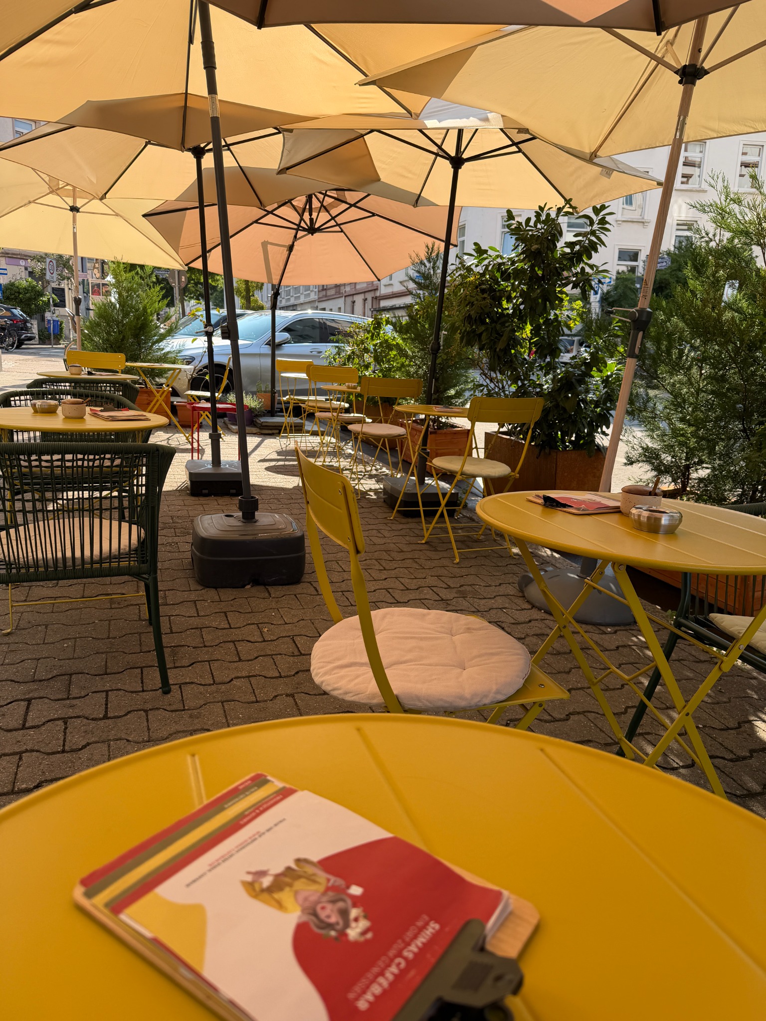 Tisch mit Speisekarte auf der SHIMA Terrasse